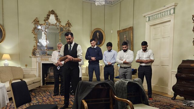 İskoçya'nın yeni başbakanı ilk gününde namaz kıldırdı