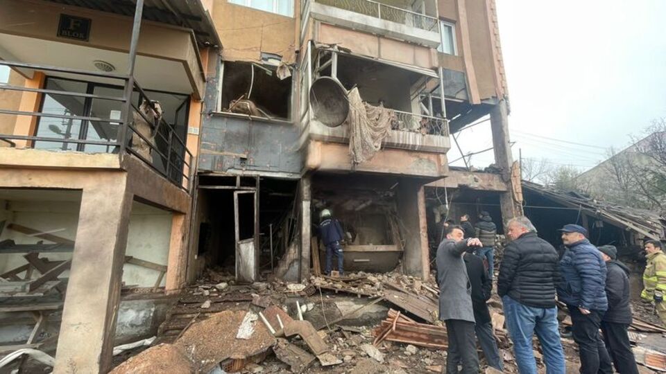 Ortalık savaş alanına döndü! 4 katlı apartmanda patlama