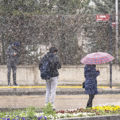 Çatılar uçtu, minare devrildi! İstanbul'a kar sürprizi!