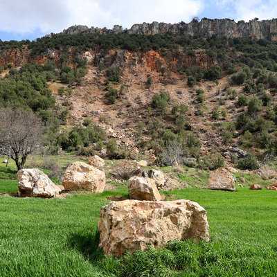 Dev kayalar sarsıntıda tarlalara yuvarlandı!