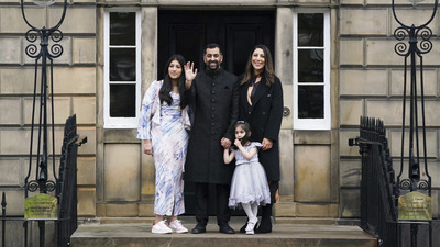 İskoçya'nın ilk Müslüman başbakanı görevine başladı