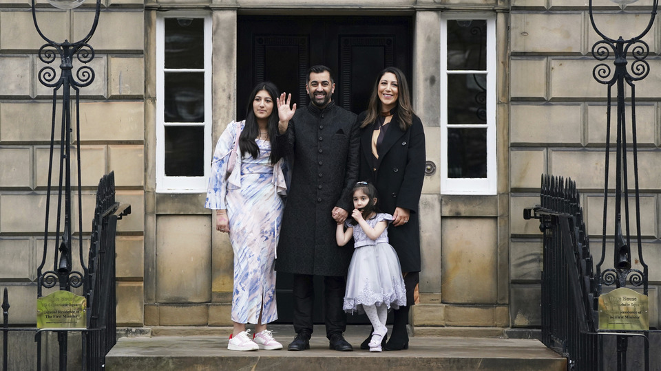 İskoçya'nın ilk Müslüman başbakanı görevine başladı