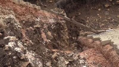 7.6'nın şoke eden görüntüsü! 1.5 metre çöken yol mahalleyi ikiye ayırdı!