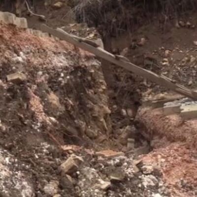 7.6'nın şoke eden görüntüsü! 1.5 metre çöken yol mahalleyi ikiye ayırdı!