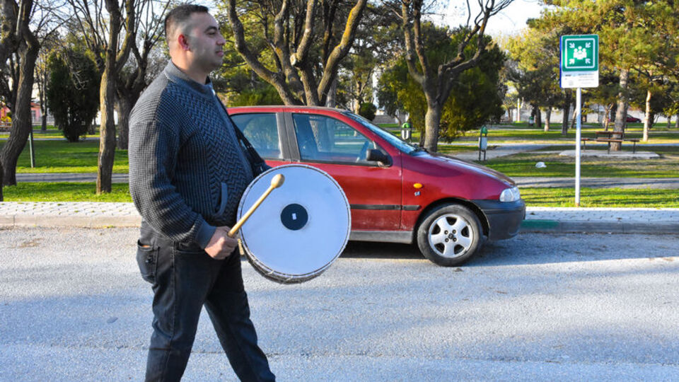 Tek elini zor kullansa da ramazan davulculuğundan vazgeçmiyor