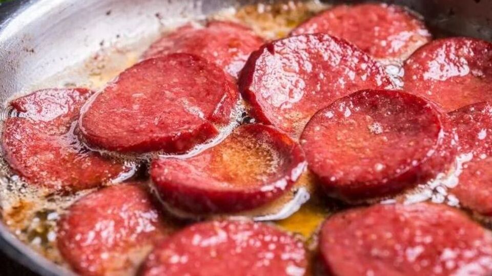 Gıda Denetçileri Derneği açıkladı! "Sucuk yerine ot yediriyorlar!"