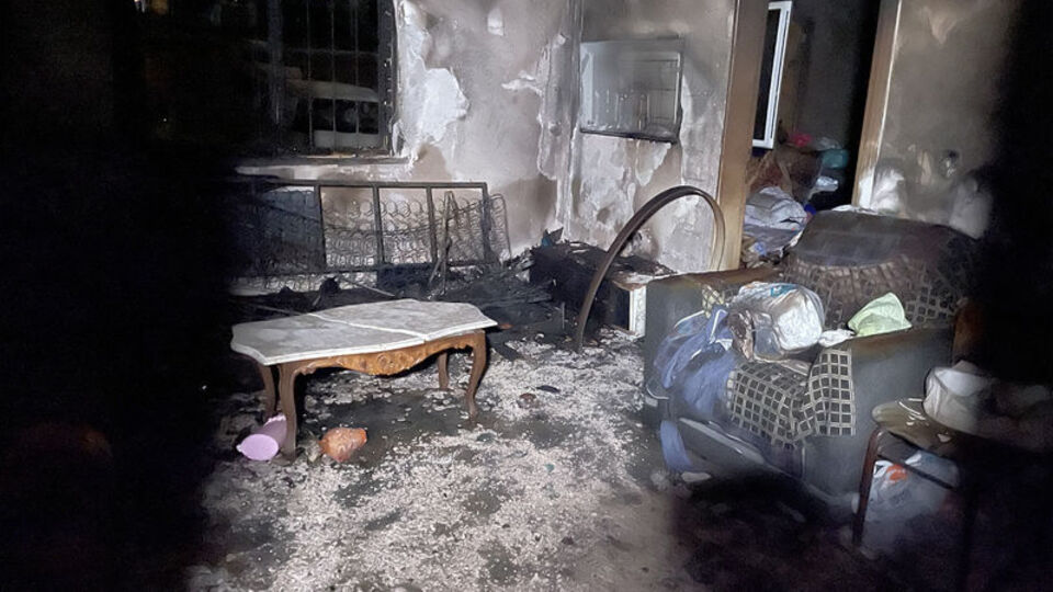 Elazığ'da bir kişi evini ateşe verip bıçakla kendini yaraladı