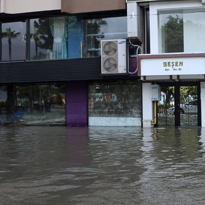 İskenderun'da deniz seviyesi yine yükseldi!