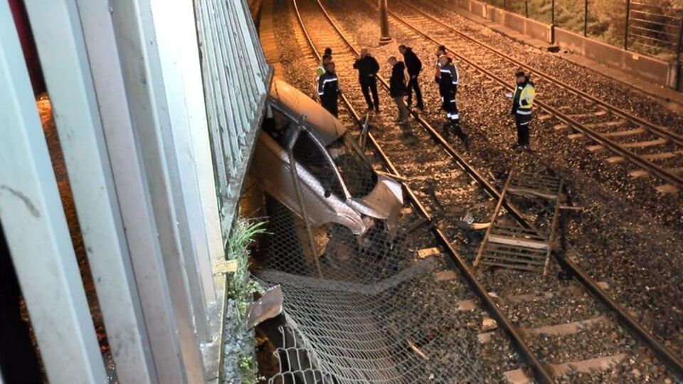 Bakırköy'de otomobil metro raylarına uçtu: 2 yaralı
