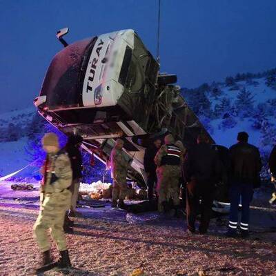 Erzincan'da yolcu otobüsü devrildi: 2 ölü, 21 yaralı