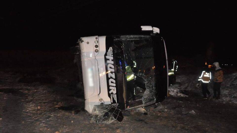 Yozgat'ta yolcu otobüsü devrildi: 1 ölü, 25 yaralı