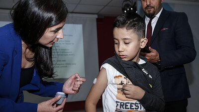 Diyabet hastası çocuk ve gençlere glikoz ölçüm cihazı dağıtımı başladı