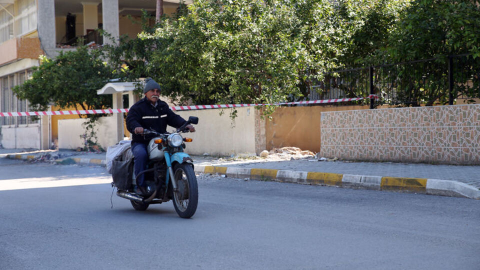 Motosikletiyle dolaşan 'sütçü dede' afetzedelerin içini ısıttı