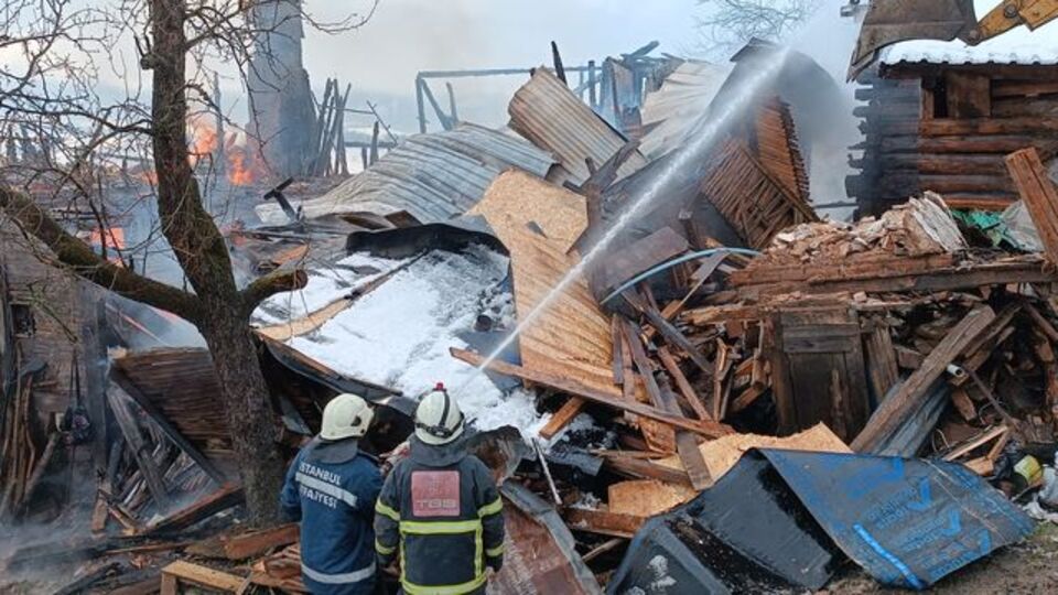 Kastamonu'daki yangında ahşap ev kullanılamaz hale geldi