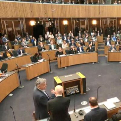 Zelenskiy konuşurken salonu terk ettiler