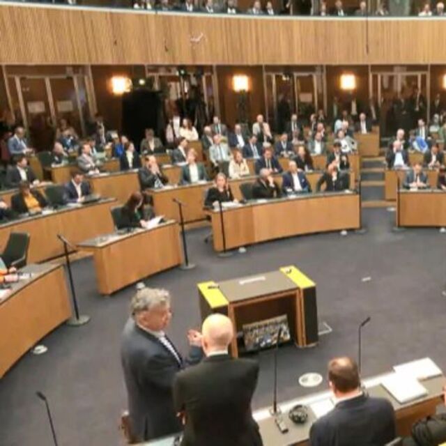 Zelenskiy konuşurken salonu terk ettiler
