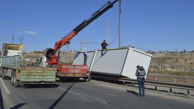 TIR'dan düşen konteynerler yolu kapattı