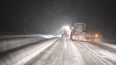 Kars'ta kar ve tipi nedeniyle TIR'lar yolda kaldı