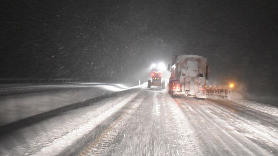 Kars'ta kar ve tipi nedeniyle TIR'lar yolda kaldı