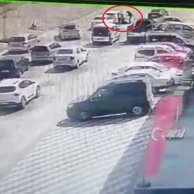 O anlar kamerada! Kızını taciz eden genci vurdu!