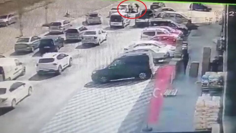 O anlar kamerada! Kızını taciz eden genci vurdu!