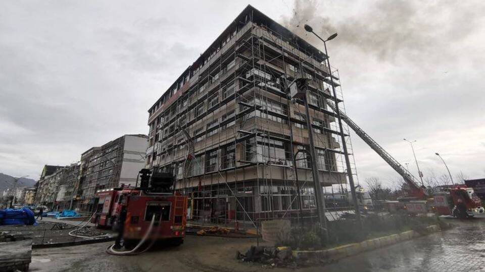 Trabzon'da 5 katlı binada çatı yangını