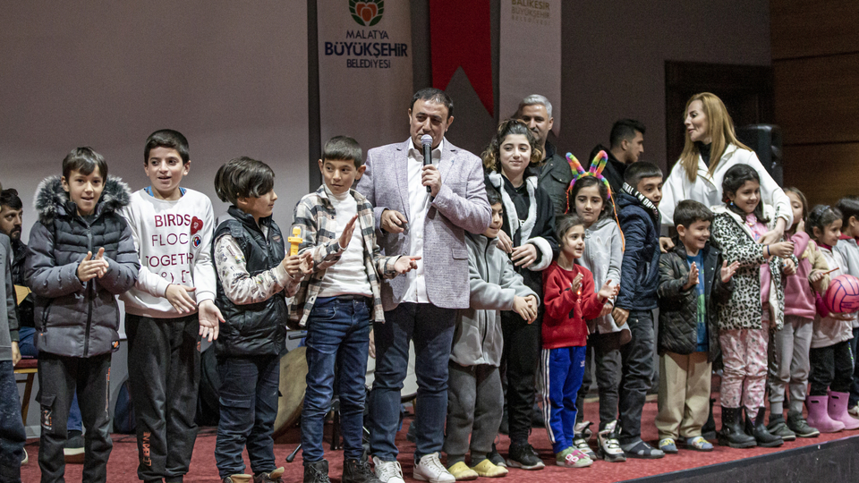 Ünlüler depremzedelerle buluştu