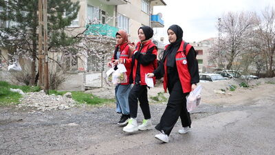 Gönüllü öğrenciler iftar öncesi yola düşüyor