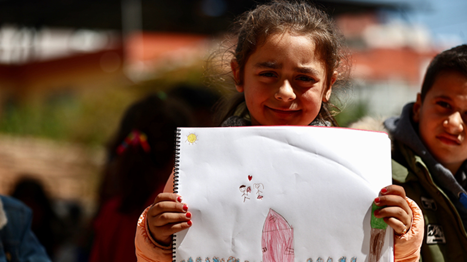 Hatay'da çocuklar depremin yıktığı evlerini ve hayallerini resmetti