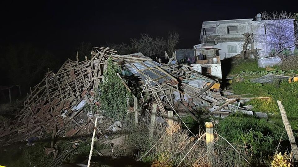 Çöken ahşap evin altında kalan kişi yaralandı