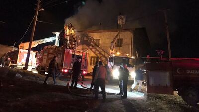 Yangında iki katlı evin çatı katı kullanılamaz hale geldi