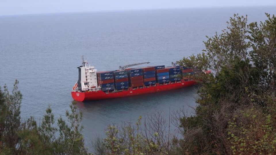 Cide'de yük gemisi karaya oturdu