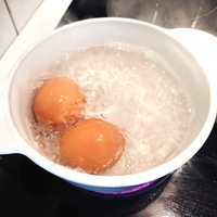 Haşladığınız yumurtanın suyunu dökmeyin! Meğer öyle faydaları varmış ki…