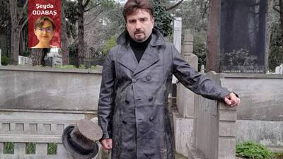 Rolüne mezarcılarla çalıştı