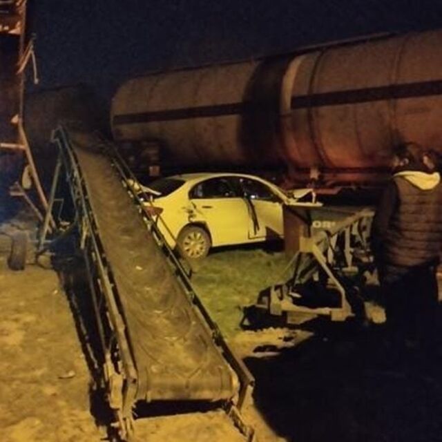 Otomobil yük trenine çarptı: 3 yaralı