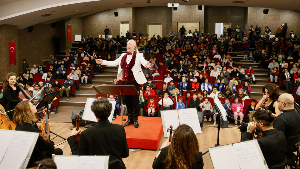 Depremzedeler için yardım konseri