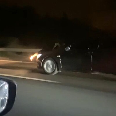 Anne kâbusu yaşadı! Kaput üstünde kilometrelerce yol gitti