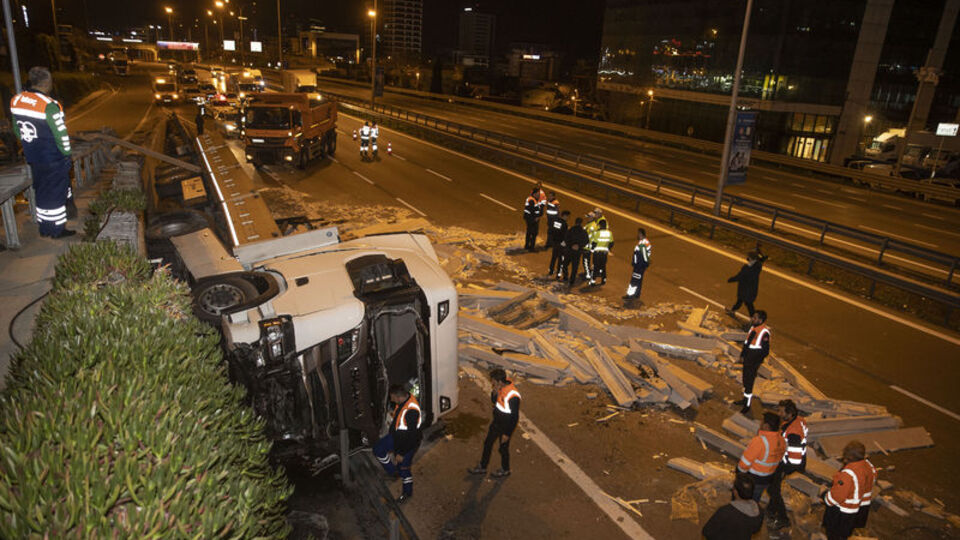 Maltepe'de TIR D-100 karayoluna devrildi
