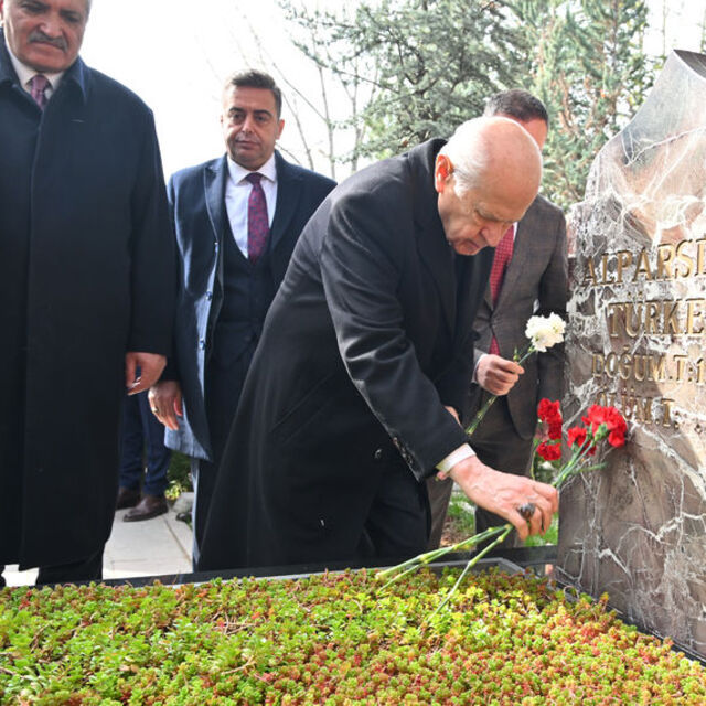 Bahçeli'den Türkeş'in mezarına ziyaret