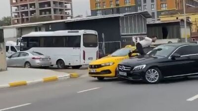 Şoke eden görüntü! Tartıştığı taksiciyi ezmeye kalktı!
