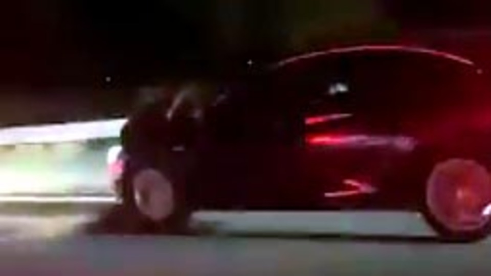 Karısını kaput üzerinde 40 km götüren kocaya kelepçe!