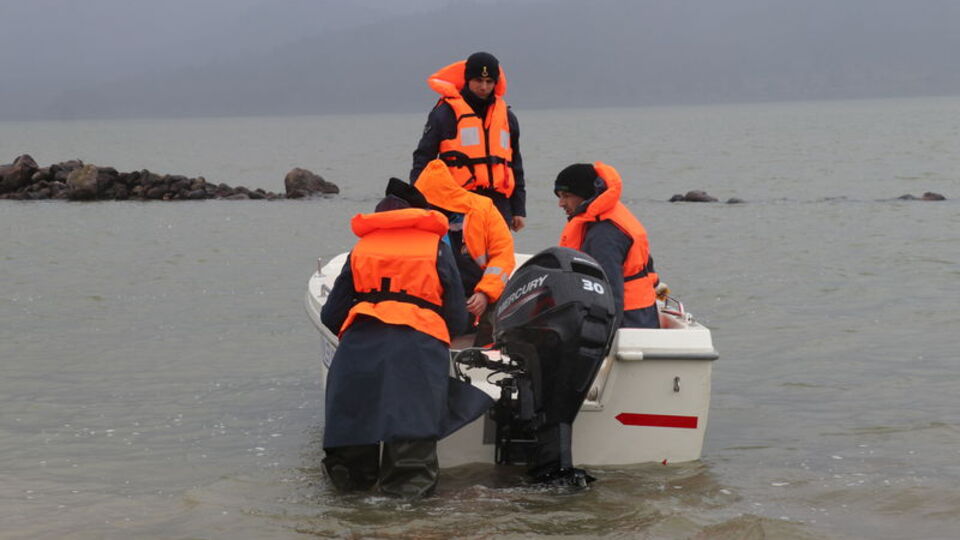 Kaçak avcıların göle serdiği ağ toplandı