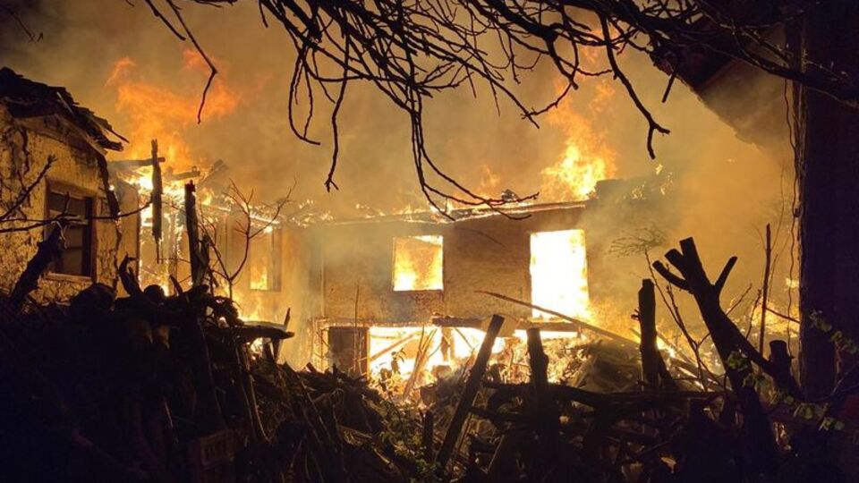 Balıkesir'de çıkan yangında 4 ev küle döndü