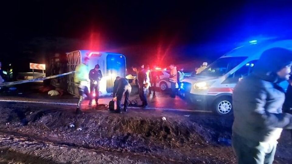 Deprem bölgesinden dönen yolcu otobüsü devrildi: 3 ölü, 19 yaralı