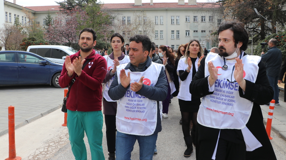 Ardı arkası kesilmiyor! Doktoru ve sekreterini yumrukladı