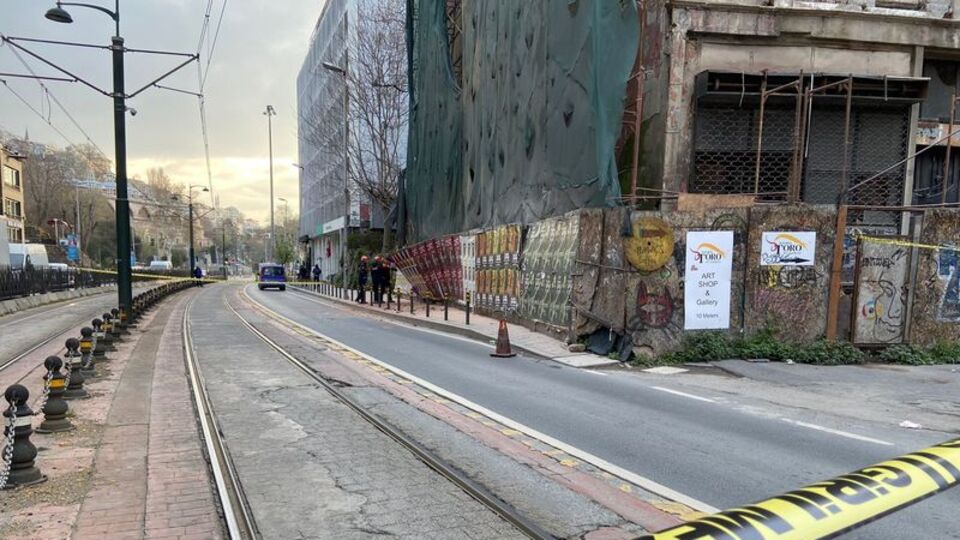 Karaköy'de 5 katlı metruk bina çöktü