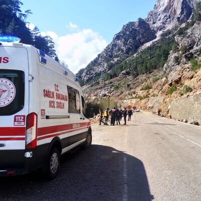 Adana'da üzerine kaya devrilen otomobildeki 4 öğretmen öldü!
