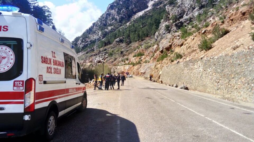 Adana'da üzerine kaya devrilen otomobildeki 4 öğretmen öldü!