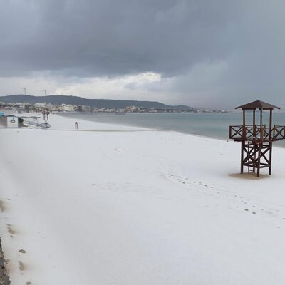 İzmir'de şaşırtan görüntü! Plajlar beyaza büründü