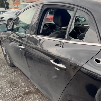 Kapüşonla gizlenip park halindeki araca kurşun yağdırdı!